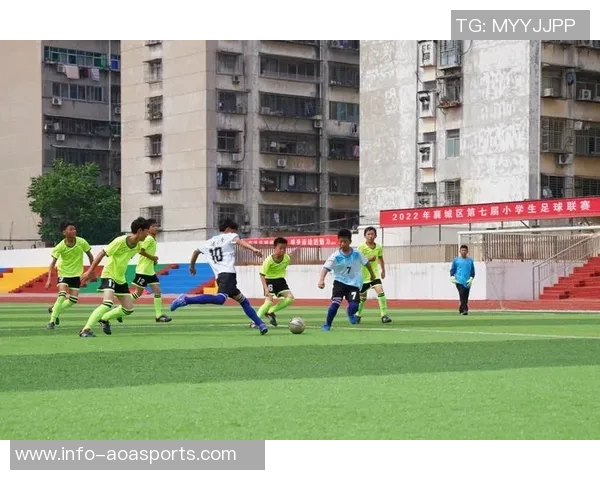 小学生足球比赛精彩纷呈赛场上小小球员展现团结拼搏精神