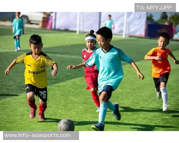 激情四溢的绿茵场上足球梦想从这里起航让我们一起为胜利呐喊